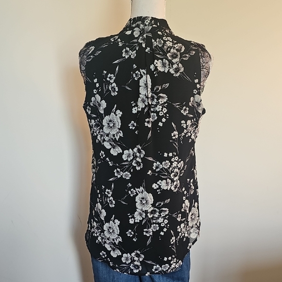 White House Black Market Black and White Floral Blouse - Picture 5 of 8
